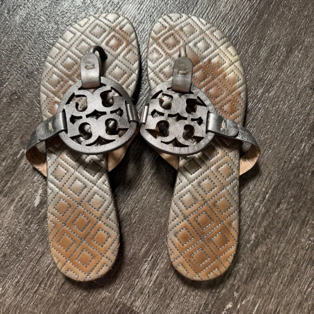 Tory Burch Miller Sandals Womens 6.5 Metallic Pewter Quilted Leather Flat Thong